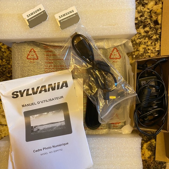 Memorex 8” Digital Photo Frame + Adapters - Picture 4 of 7